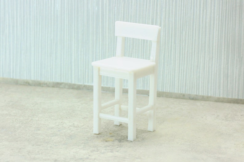 Op de afbeelding: Een witte houten kruk met een eenvoudig ontwerp. De kruk heeft een rechthoekige zitting en vier poten.