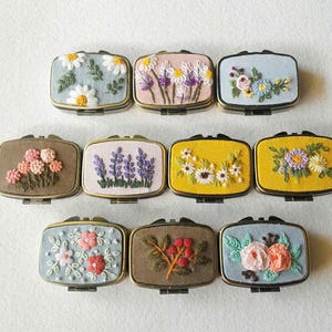 Handbroderad mini-smyckesask med blommotiv: Present som minne