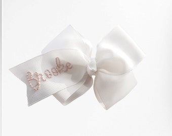 Anpassad namnbroderi-rosett, personlig namnrosett, broderad hårrosett - Anpassad hårrosett - rosett med namn, babypannbandsrosett, vit rosett