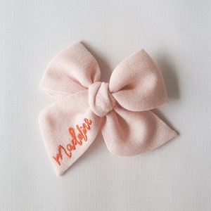 ライトピンクのカスタム名手刺繍ベビーリボン、パーソナライズされた名前リボン、手刺繍の結び目リボン、名前リボン、女の子のベビーギフトパーソナライズ、