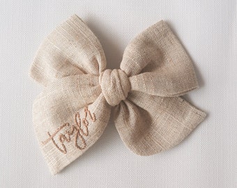 Gris claro Nombre personalizado lazo de bebé bordado a mano / lazo de nombre personalizado, lazo atado bordado a mano, lazo de nombre, regalo de bebé niña personalizado