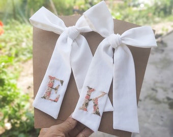 Arco de bordado a mano inicial personalizado / arco de nombre personalizado / arco de nombre personalizado / arco de pelo floral / arco largo de niña / arco atado bordado a mano