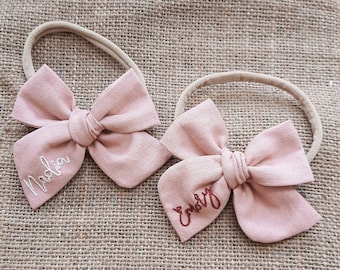 Lazo de lino bordado a mano para bebé: nombre personalizado, rosa ruborizado