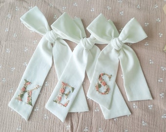 Arco de bordado a mano inicial personalizado / arco de nombre personalizado / arco de nombre personalizado / arco de pelo floral / arco largo de niña / arco atado bordado a mano