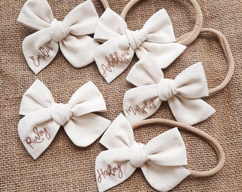 Lazo de bebé personalizado: lazo de lino bordado a mano con nombre