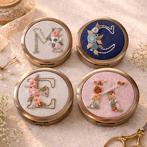 Caixa de joias com iniciais florais bordadas à mão, presente de casamento personalizado