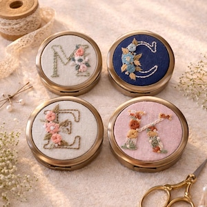 Boîte à bijoux brodée à la main, initiales florales compactes personnalisées, cadeau de proposition de demoiselle d'honneur, souvenir de mariage