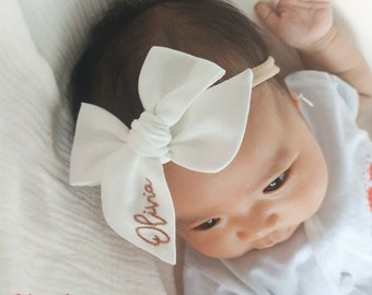 Lazo de bebé bordado a mano en marfil: lazo de lino personalizado con nombre
