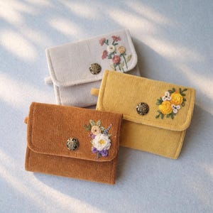 Portafoglio in velluto a coste ricamato: porta carte floreale personalizzato