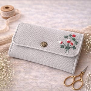 Cartera de pana bordada con flores: tarjetero para mujer hecho a mano
