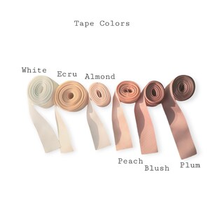 K&ouml;nnte beinhalten: Bandfarben: Wei&szlig;, Ecru, Mandel, Pfirsich, Blush, Pflaume. Sechs Rollen Band in verschiedenen Schattierungen von Wei&szlig;, Beige und Rosa.