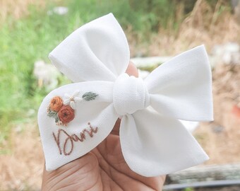 Lazo de bebé bordado a mano con nombre personalizado / Lazo con nombre personalizado / Lazo atado bordado a mano / Lazo con nombre / Regalo para bebé niña / Regalo para baby shower