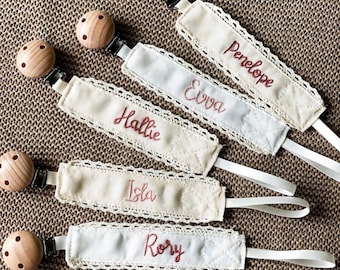 Broderad nappklämma med namn – Personlig babyshowerpresent