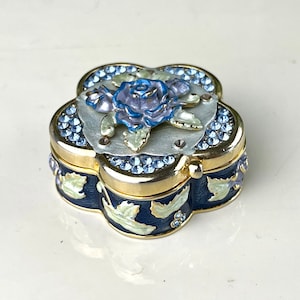 Ring box, Beautiful Vintage metal trinket box with lid, small trinket box