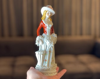 Lady figurine with hat and umbrella