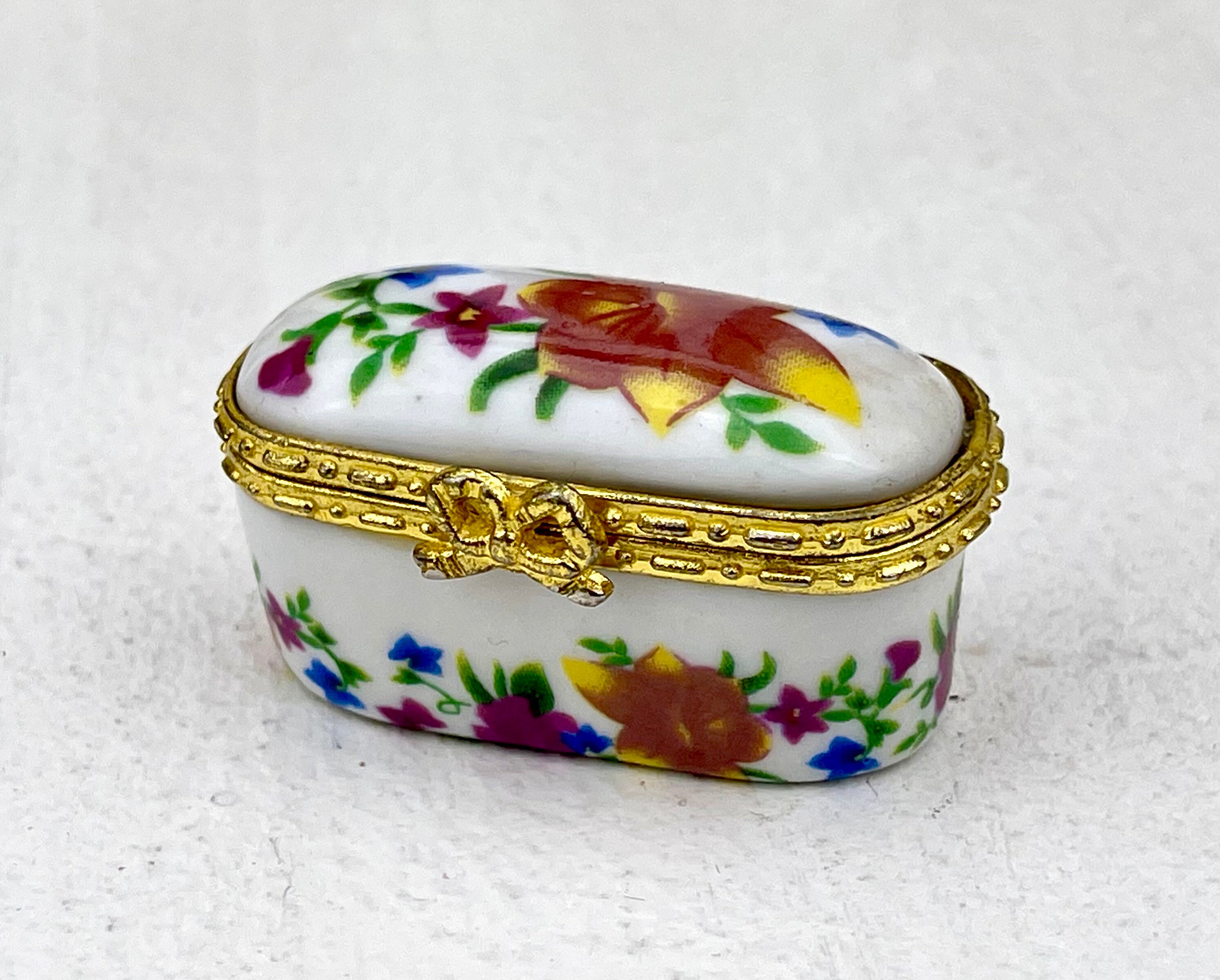 * vintage Jewelry box ୨୧ * 陶器製の小さな パニエ Old Small Jewelry Chest Japan Brass and Porcelain Picture