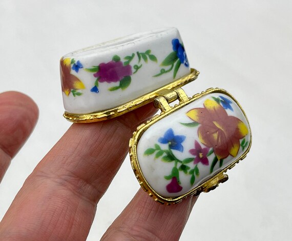 * vintage Jewelry box ୨୧ * 陶器製の小さな パニエ Old Small Jewelry Chest Japan Brass and Porcelain Picture