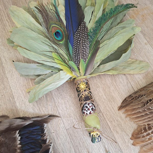 Chakapa ~ Shacapa ~ Blattrassel ~ Schamanenrassel ~ Peruanischer Stoff ~ Pfauenfedern ~ Jaguar ~ Sonne ~ Zeremonielles Werkzeug