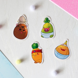 Op de afbeelding: Set van vijf kleurrijke cartoon stickers met een kokosnoot, een wortel, een pompoen en twee planten. De stickers zijn gedrukt op wit papier en hebben een glanzende afwerking.