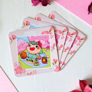 Op de afbeelding: Een set van vijf roze en witte kaarten met een bloemenmotief. Elke kaart heeft een cartoonfiguur met een roze en witte bloemenkroon. Het figuur zit op een picknickkleed met een mand vol eten en drinken. De tekst op de kaart luidt "Picnic Time!"