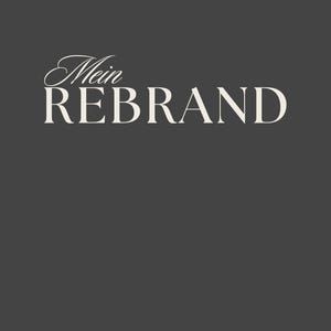 Könnte beinhalten: Dunkelgrauer Hintergrund mit den Worten "Mein REBRAND" in einer dekorativen, cremefarbenen Schriftart. Darunter steht das Jahr "2026" in einer ähnlichen Schriftart. Das Design ist schlicht und elegant.