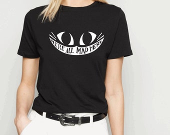 Alice In Wonderland Camiseta impresa - Todos estamos locos aquí / Mad Hatter Cheshire Cat Graphic Tee