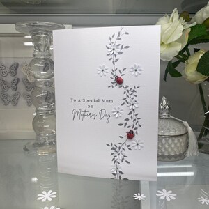 Tarjeta del Día de la Madre, Tarjeta del Día de la Madre hecha a mano, Tarjeta del Día de la Madre de la Mariquita, Tarjeta del Día de la Madre 3D, Tarjeta de la Mariquita, Mariquita y Flores