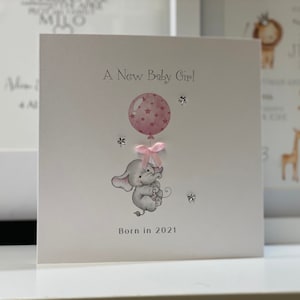 Nieuwe babymeisjeskaart, nieuwe ouderkaart, nieuwe babykaart, geboren in 2021, grijze olifant, grijze olifant roze ballonnen, hand versierde boog en edelstenen