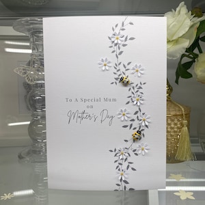 Tarjeta del Día de la Madre, Tarjeta del Día de la Madre hecha a mano, Tarjeta del Día de la Madre con abejas, Tarjeta del Día de la Madre en 3D, Tarjeta con abejas, Amante de las abejas, Abeja y flores