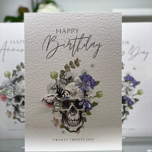 Tarjeta de cumpleaños con calavera, personalizada con flores y mariposas, ideal como recuerdo o como tarjeta de cumpleaños de lujo 2024.