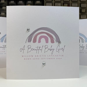 Gepersonaliseerde nieuwe babymeisjeskaart, nieuwe ouderskaart, nieuwe babykaart, roze regenboogkaart met ster-edelstenen, regenboogbabykaart, moderne regenboogkaart