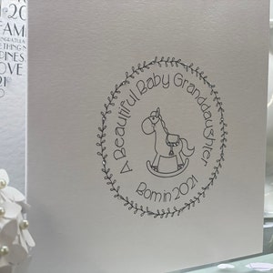 Tarjeta de nieto de nieta de bebé nuevo, tarjeta de abuelos nuevos, tarjeta de bebé nuevo, caballo mecedor, personalizado con fecha, nueva abuela nuevo abuelo