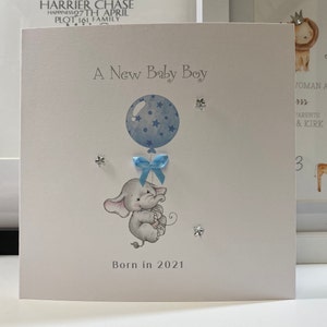 Nuova baby boy card, nuova carta genitori, nuova baby card, nata nel 2021, elefante grigio, palloncini blu elefante grigio, arco decorato a mano e gemme