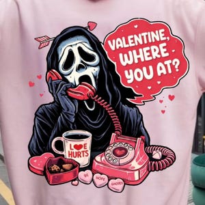 Könnte beinhalten: Hellrosa Kapuzenpullover mit einer Grafik einer geisterhaften Figur, die ein rotes Telefon hält, mit dem Text "VALENTINE, WHERE YOU AT?" in einer Sprechblase. Enthält eine Kaffeetasse, eine herzförmige Pralinenschachtel und Gesprächsherzen.