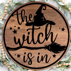 La bruja está en el archivo láser SVG I Halloween Glowforge SVG I Halloween Door Sign svg I Glowforge svg archivo I Laser Cut File