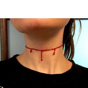 Ras de cou d'Halloween, collier ras de cou en perles de rocaille rouges, tour de cou plaie de sang, tour de cou vampire mignon, bijoux d'Halloween délicats, tour de cou gothique gothique sanglant