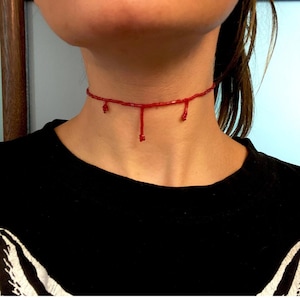 Collier ras de cou sanglant pour Halloween, tour de cou plaie de sang, tour de cou en perles de rocaille rouges, tour de cou vampire mignon, bijoux d'Halloween délicats, tour de cou gothique gothique