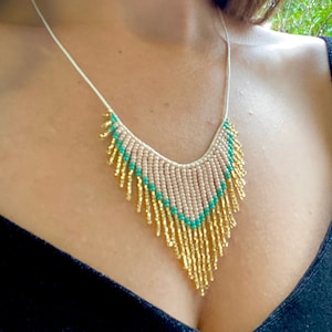 Delicado collar gargantilla con flecos de cuentas de semillas azules y doradas, collar llamativo con borlas de cuentas turquesas y marfil, collar bohemio único para mujer.