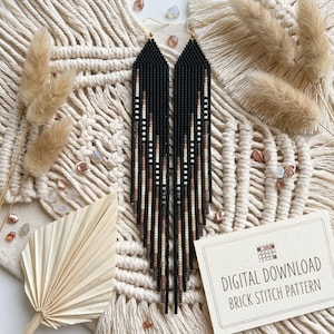 Peut inclure: Longues boucles d'oreilles noires perlées avec un motif géométrique blanc, beige et marron, avec des crochets dorés. Le fond comprend des plantes séchées et une carte avec l'inscription "DIGITAL DOWNLOAD BRICK STITCH PATTERN."