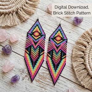 Può includere: Un paio di orecchini lunghi a forma di diamante realizzati con perline colorate in un motivo geometrico a punto mattone. Il design presenta una vivace sfumatura di giallo, arancione, rosa e blu su sfondo nero. Testo: Digital Download, Brick Stitch Pattern.