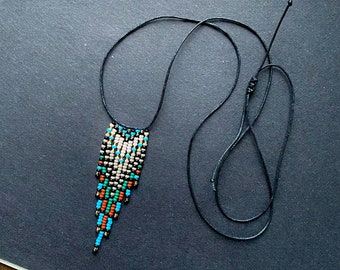 Collier ras du cou à franges colorées bohèmes et perles de rocaille réglables Long collier indigène d'inspiration autochtone collier tendance hippie bohème
