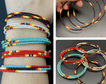 Bracelet de perles de rocaille à fil mémoire de forme, bracelet autochtone d&#39;inspiration autochtone, rouge bleu arc-en-ciel noir blanc hippie boho boho bracelet Wrap en couches