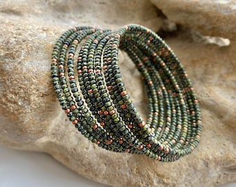 Bracelet de perles de rocaille en or vert olive, bracelet en fil de fer à mémoire de forme, bracelet occidental en petites perles, bracelet en couches bohème, déclaration de bracelet enveloppant unique
