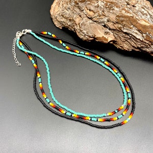 Collier ras de cou noir rouge turquoise avec perles de rocaille, collier autochtone d&#39;inspiration autochtone, collier bohème hippie délicat, collier bohème western