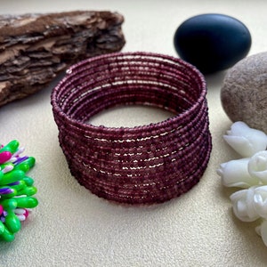Armband med lila matt fröpärlor, armband med minnestråd, uttalandearmband, omlottarmband, armband med lager, brett armband, unikt armband