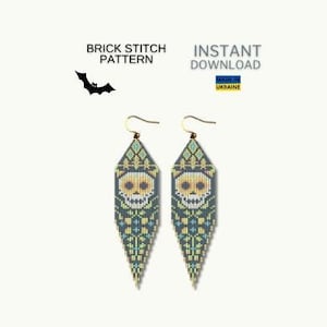 Op de afbeelding: Een paar diamantvormige kralen oorbellen met een schedelontwerp. De oorbellen zijn groen, geel en blauw, met een Halloween-thema. De woorden "BRICK STITCH PATTERN" en "INSTANT DOWNLOAD" zijn zichtbaar. De oorbellen zijn bevestigd aan gouden haken.