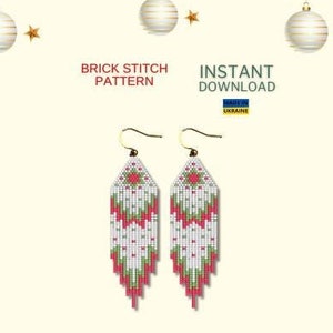 Puede incluir: Un par de pendientes de cuentas con un patrón geométrico blanco, rosa y verde. Los pendientes cuelgan de ganchos dorados. La imagen incluye el texto "BRICK STITCH PATTERN" y "INSTANT DOWNLOAD".
