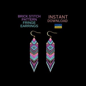 Può includere: Un paio di lunghi orecchini a frange di perline con un motivo geometrico in tonalità di rosa, blu e bianco. Gli orecchini sono realizzati con punto a mattoni e hanno un gancio dorato. Il testo "Brick Stitch Pattern Fringe Earrings" e "Instant Download" è visibile nell'immagine.