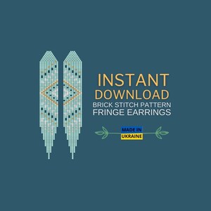 Könnte beinhalten: Ein digitales Download-Muster für gehäkelte Fransenohrringe. Das Muster ist für Ziegel-Stich-Ohrringe mit einem geometrischen Design in Blau, Weiß und Gold. Der Text "INSTANT DOWNLOAD" und "BRICK STITCH PATTERN FRINGE EARRINGS" ist in Gelb dargestellt. Der Text "MADE IN UKRAINE" ist in Gelb und Blau dargestellt.
