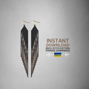 Op de afbeelding: Een paar lange, zwarte en gouden kralen-franse oorbellen. De oorbellen zijn gemaakt met een baksteenpatroon en hebben een gouden haaksluiting. De oorbellen zijn gelabeld "Direct Download Baksteenpatroon Franse Oorbellen Gemaakt in Oekraïne".